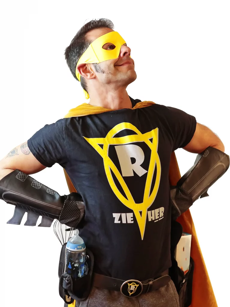 R-Zieher in Superheldenkostüm